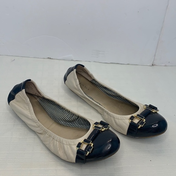 Tahari Gloria cream and navy cap toe flats - Picture 1 of 8